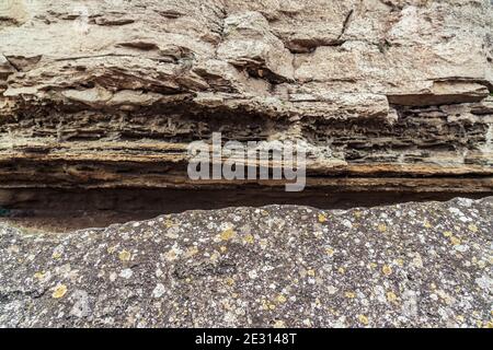 Struktur aus Felsschichten. Sedimentgestein Stockfoto