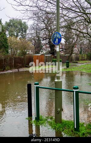 Lokalisierte Überschwemmungen durch Starkregen blockieren Radweg Teil des London Cycle Network im Sunny Hill Park, Mill Hill. Die umliegenden Felder sind mit Wasserzeichen durchgesetzt. Stockfoto