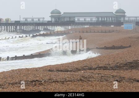 Hastings, East Sussex, Großbritannien. Januar 2021. UK Wetter: Starker Regen und stürzende Winde an der Südküstenpromenade von Hastings in East Sussex. Es wird erwartet, dass die Temperaturen 6 Grad überschreiten Foto-Kredit: Paul Lawrenson/Alamy Live Nachrichten Stockfoto