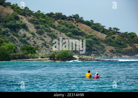 Surfer auf einer blauen Welle. Fotos in hoher Qualität Stockfoto