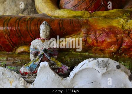 Kleine weiße Buddha alte Statue in der Nähe große im Höhlentempel in den Bergen bei Ella, Sri Lanka Stockfoto