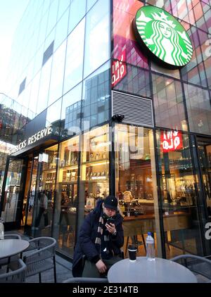 Peking, China. Januar 2021. Ein Chinese sitzt vor einem Starbucks in der Innenstadt von Peking am Samstag, 16. Januar 2021. Chinas Präsident Xi Jinping hat den ehemaligen Chef von Starbucks Howard Shultz gebeten, den Handel zwischen Washington und Peking in einer seltenen Missive an einen ausländischen Wirtschaftsführer zu fördern, berichteten die staatlichen Medien diese Woche. Foto von Stephen Shaver/UPI Kredit: UPI/Alamy Live Nachrichten Stockfoto