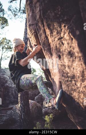 Eine Klettererin, die auf den Sandsteinfelsen von Albarracin in Spanien bouldert. Stockfoto