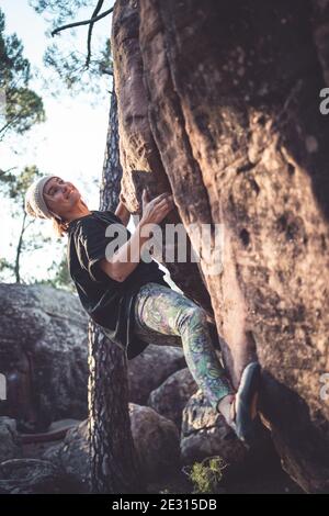 Eine Klettererin, die auf den Sandsteinfelsen von Albarracin in Spanien bouldert. Stockfoto