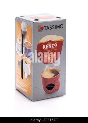 SWINDON, UK - 16. JANUAR 2021: Box mit Kenco Ameriano Smooth Coffee Pads auf weißem Hintergrund Stockfoto