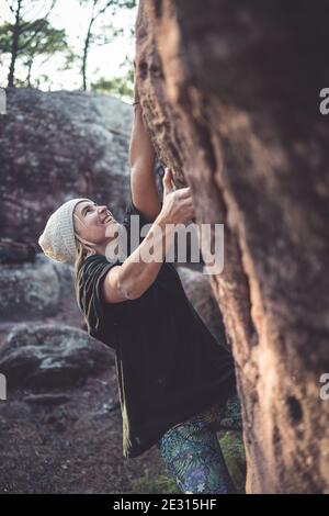 Eine Klettererin, die auf den Sandsteinfelsen von Albarracin in Spanien bouldert. Stockfoto