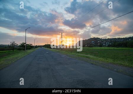 Foto des Millennium Highway bei Sonnenuntergang ein einziger Punkt Perspektivische Ansicht bei niedrigem Kamerawinkel Stockfoto