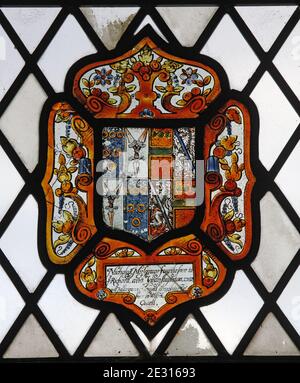 Ein Buntglasfenster mit den Wappen von Nicholas Musgrave, St. Cuthbert's Church, Edenhall bei Penrith, Cumbria Stockfoto