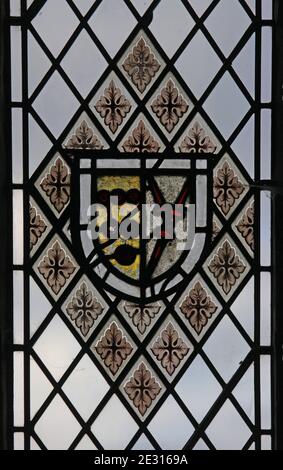 Ein Buntglasfenster mit Wappen; Vipont Impaling Stapleton, St. Cuthbert's Church, Edenhall bei Penrith, Cumbria South Nave 2 Stockfoto