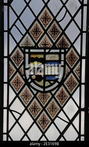 Ein Buntglasfenster; Wappen des Lowther Impaling Hilton, St Cuthbert's Church, Edenhall in der Nähe von Penrith, Cumbria Stockfoto