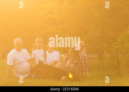Familie gehen Hund Zweisamkeit Natur Konzept Stockfoto