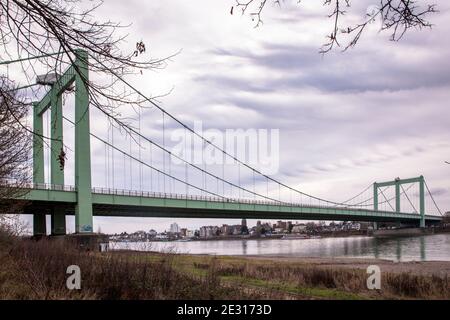 Die Rodenkirchener Brücke über den Rhein, Autobahnbrücke A4, im Hintergrund der Stadtteil Rodenkirchen, Köln, Deutschland. Die Rodenki Stockfoto