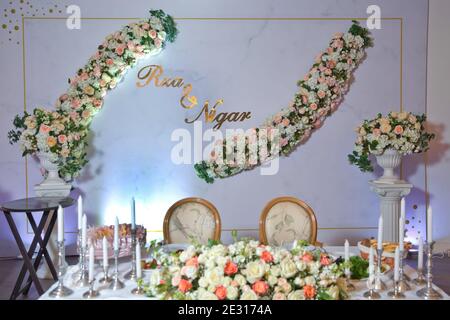 Hochzeitsbankett im Restaurant, Tische mit Blumen und Dekorationen, Kerzen. Tischset für Event-Party oder weiße Blumen Hochzeitsempfang. R za Nigar Stockfoto