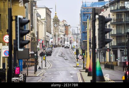 Brighton UK 16. Januar 2021 - ruhig im Stadtzentrum von Brighton an einem nassen und windigen Tag entlang der Südküste, da die COVID-19 Sperrbeschränkungen des Coronavirus in England weiter bestehen. : Credit Simon Dack / Alamy Live News Stockfoto