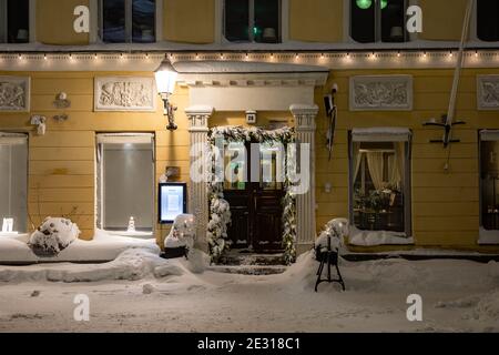 Restaurant Sunn Eingang am Senatsplatz nach starkem Schneefall in Helsinki, Finnland Stockfoto