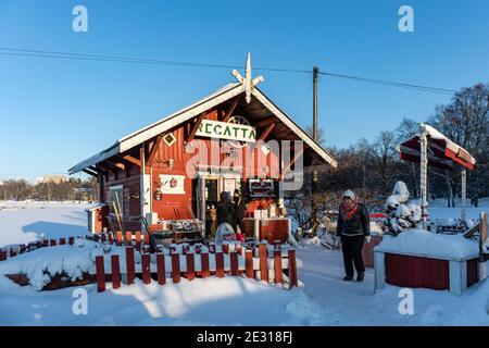 Café Regatta, ein schrulliges kleines Outdoor-Café am Meer, im Winter. Taka-Töölön Bezirk von Helsinki, Finnland. Stockfoto