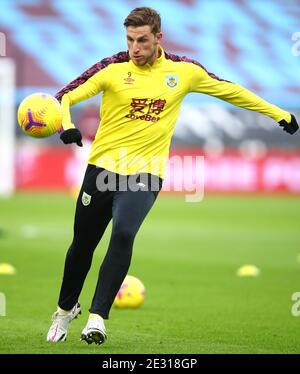 Burnleys Chris Wood macht sich vor dem Auftakt während des Premier League-Spiels im London Stadium, London, warm. Stockfoto