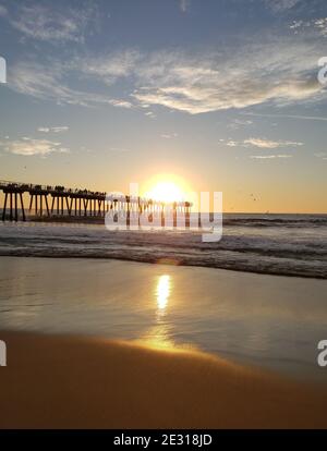 Sonnenuntergang mit Spiegelung im Meer, Jacksonville Beach, Duval County, Florida, USA Stockfoto