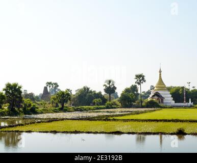 Inwa, Myanmar - EINE goldene Pagode, die ausschließlich auf Ackerland in Ava liegt, einer alten kaiserlichen Hauptstadt der aufeinanderfolgenden burmesischen Königreiche. Stockfoto