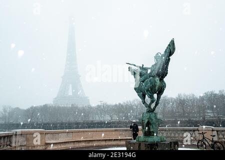 Paris, Frankreich. Januar 2021. Der Eiffelturm wird als Schnee auf Paris gesehen. Paris, Frankreich, am 16. Januar 2021. Foto von Florent Bardos / ABACAPRESS.COM Quelle: Abaca Press/Alamy Live News Stockfoto