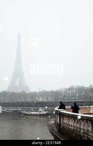 Paris, Frankreich. Januar 2021. Der Eiffelturm wird als Schnee auf Paris gesehen. Paris, Frankreich, am 16. Januar 2021. Foto von Florent Bardos / ABACAPRESS.COM Quelle: Abaca Press/Alamy Live News Stockfoto