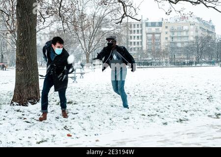 Paris, Frankreich. Januar 2021. Die Menschen werfen Schneebälle, während Schnee auf Paris fällt. Paris, Frankreich, am 16. Januar 2021. Foto von Florent Bardos / ABACAPRESS.COM Quelle: Abaca Press/Alamy Live News Stockfoto