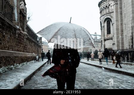 Paris, Frankreich. Januar 2021. Ein Mann, der einen Regenschirm trägt, während Schnee auf Paris fällt. Paris, Frankreich, am 16. Januar 2021. Foto von Florent Bardos / ABACAPRESS.COM Quelle: Abaca Press/Alamy Live News Stockfoto