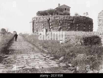 Vintage 19. Jahrhundert Foto: Casal Rotondo ist das größte Grab auf dem Appian Weg, im Südosten von Rom, Italien. Ein kleines Haus wurde oben gebaut. Stockfoto