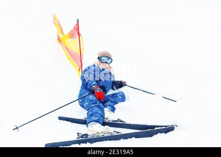 Skifahrer fiel während der Abfahrt vom Berg Stockfoto