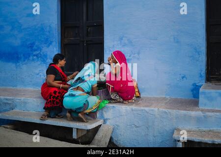 Frau verkauft Gemüse an Kunden neben städtischen Straße in Bundi, Rajasthan, Indien. Stockfoto