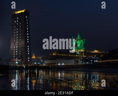 Nachtansicht von Murdeshwar oder Murudeshwara Tempel mit dem höchsten Gopura In der Welt und die zweithöchste Lord Shiva Statue In der Welt mit dekorativen Stockfoto