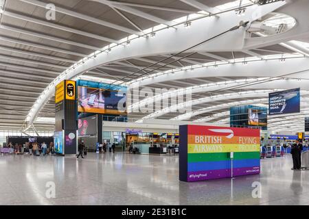 London, Großbritannien - 9. Juli 2019: British Airways Terminal 5 am Flughafen London Heathrow (LHR) in Großbritannien. Stockfoto