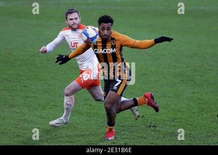 Mallik Wilks von Hull City (rechts) und Oliver Turton von Blackpool in Aktion während des Sky Bet League One-Spiels im KCOM Stadium, Hull. Stockfoto