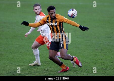 Mallik Wilks von Hull City (rechts) und Oliver Turton von Blackpool in Aktion während des Sky Bet League One-Spiels im KCOM Stadium, Hull. Stockfoto