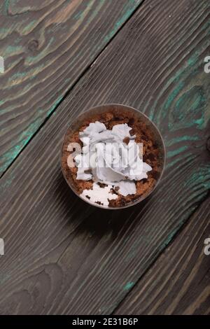 Keksklösse mit Schokolade und Frischkäse. Dekoriert mit mastistischen Schneeflocken. Auf Kiefernbrettern. Stockfoto