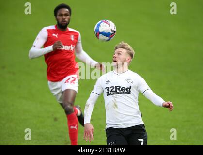 Matthew Olosunde von Rotherham United (links) und Kamil Jozwiak von Derby County in Aktion während des Sky Bet Championship-Spiels im Pride Park, Derby. Stockfoto