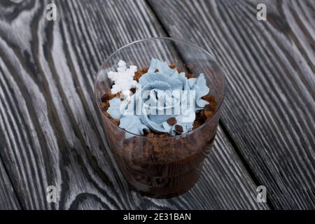 Keksklösse mit Schokolade und Frischkäse. Dekoriert mit mastistischen Schneeflocken. Auf Kiefernbrettern. Stockfoto