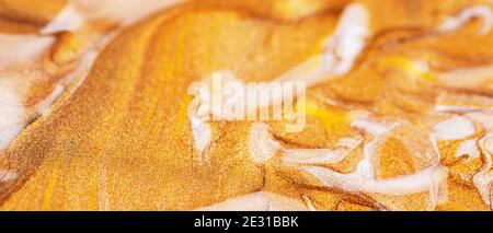 Abstrakte, funkelnde Metallic-Textur. Bronze orange Hintergrund mit glitzernden Abstrichen. Kreative Pinselstriche von goldener, funkelnder Farbe. Festliche Kulisse Stockfoto