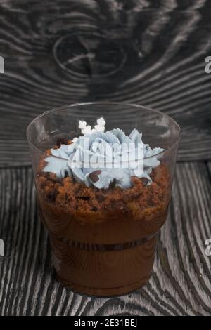 Keksklösse mit Schokolade und Frischkäse. Dekoriert mit mastistischen Schneeflocken. Auf Kiefernbrettern. Stockfoto