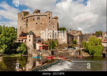 Die mittelalterliche fortressChâteau de Clisson dominiert die Altstadt von Clisson südlich von Nantes, Frankreich Stockfoto