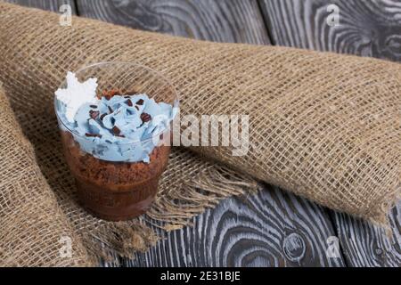 Keksklösse mit Schokolade und Frischkäse. Dekoriert mit mastistischen Schneeflocken. In der Nähe ist ein Leinentuch auf Kiefernbrettern. Stockfoto