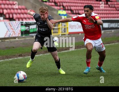 Bradley Halliday von Doncaster Rovers (links) und Dominic Thompson von Swindon Town kämpfen während des Sky Bet League One Matches auf dem County Ground, Swindon, um den Ball. Stockfoto