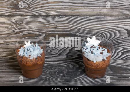 Keksklösse mit Schokolade und Frischkäse. Dekoriert mit mastistischen Schneeflocken. Auf Kiefernbrettern. Stockfoto