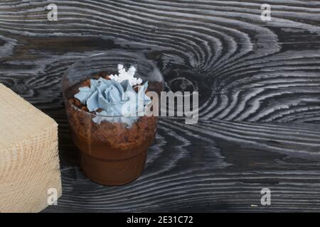 Keksklösse mit Schokolade und Frischkäse. Dekoriert mit mastistischen Schneeflocken. Auf Kiefernbrettern. Stockfoto