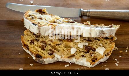 Weihnachtsstollenkuchen süßes deutsches traditionelles Brot, Christstollenscheiben auf Holzhintergrund. Saisonaler Nachtisch Nahaufnahme Blick Stockfoto