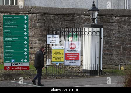 Menschen, die das Impfzentrum in Phoenix Park, Dublin betreten, da die Massenimpfungskampagne für GPS und Krankenschwestern in Irland begonnen hat. Stockfoto