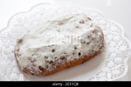 Weihnachtsstollenkuchen süßes deutsches traditionelles Brot, Christstollen isoliert auf weißem Hintergrund. Saisonales Dessert mit Rosinen, Nüssen, Gewürzen, getrocknet Stockfoto