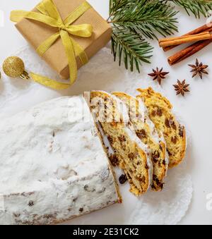 Weihnachtsstollen Kuchen süßes deutsches traditionelles Brot, Christstollen Scheiben auf weißem Hintergrund. Saisonales Dessert mit Rosinen, Nüssen, Gewürzen, getrockneten Fr. Stockfoto