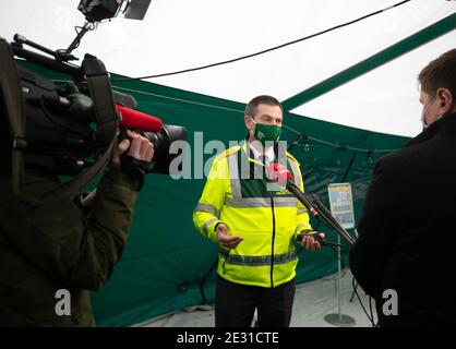 Advanced Sanitäter Supervisor, HSE National Ambulance Service Stephen OÕNeill im Gespräch mit den Medien im Impfzentrum in Phoenix Park, Dublin, als Massenimpfung für GPS und Praxis Krankenschwestern in Irland begonnen hat. Stockfoto