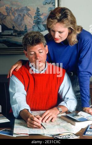 Pärchen plant einen Urlaub mit einer Papierkarte, USA, 1989 Stockfoto